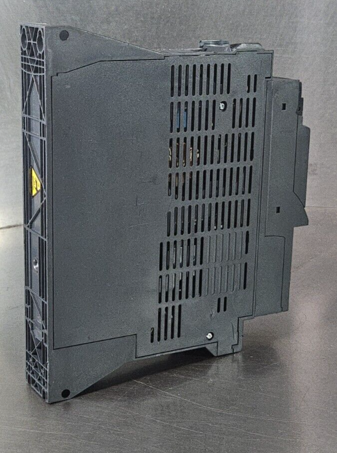Schneider Altivar 320 ATV320U07N4B Variable Frequency Drive (BIN643)