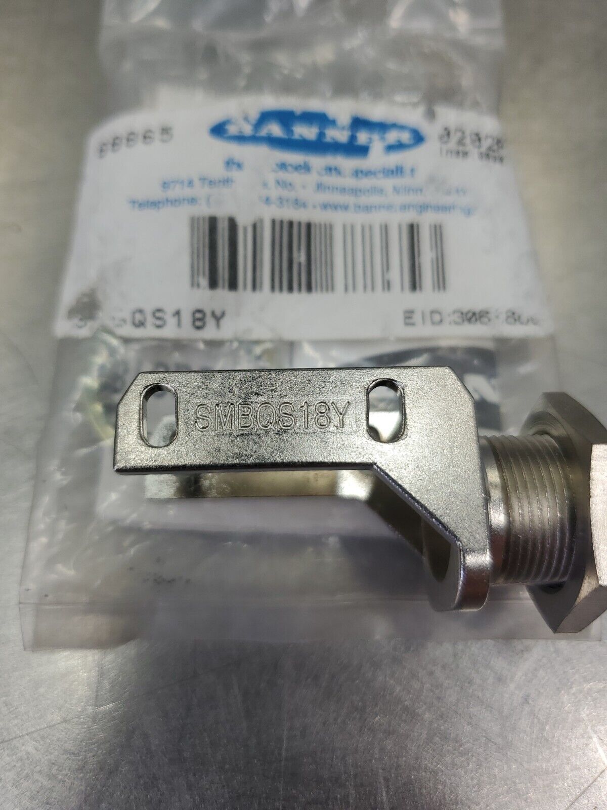 Banner SMBQS18Y Sensor Bracket. 5E-4