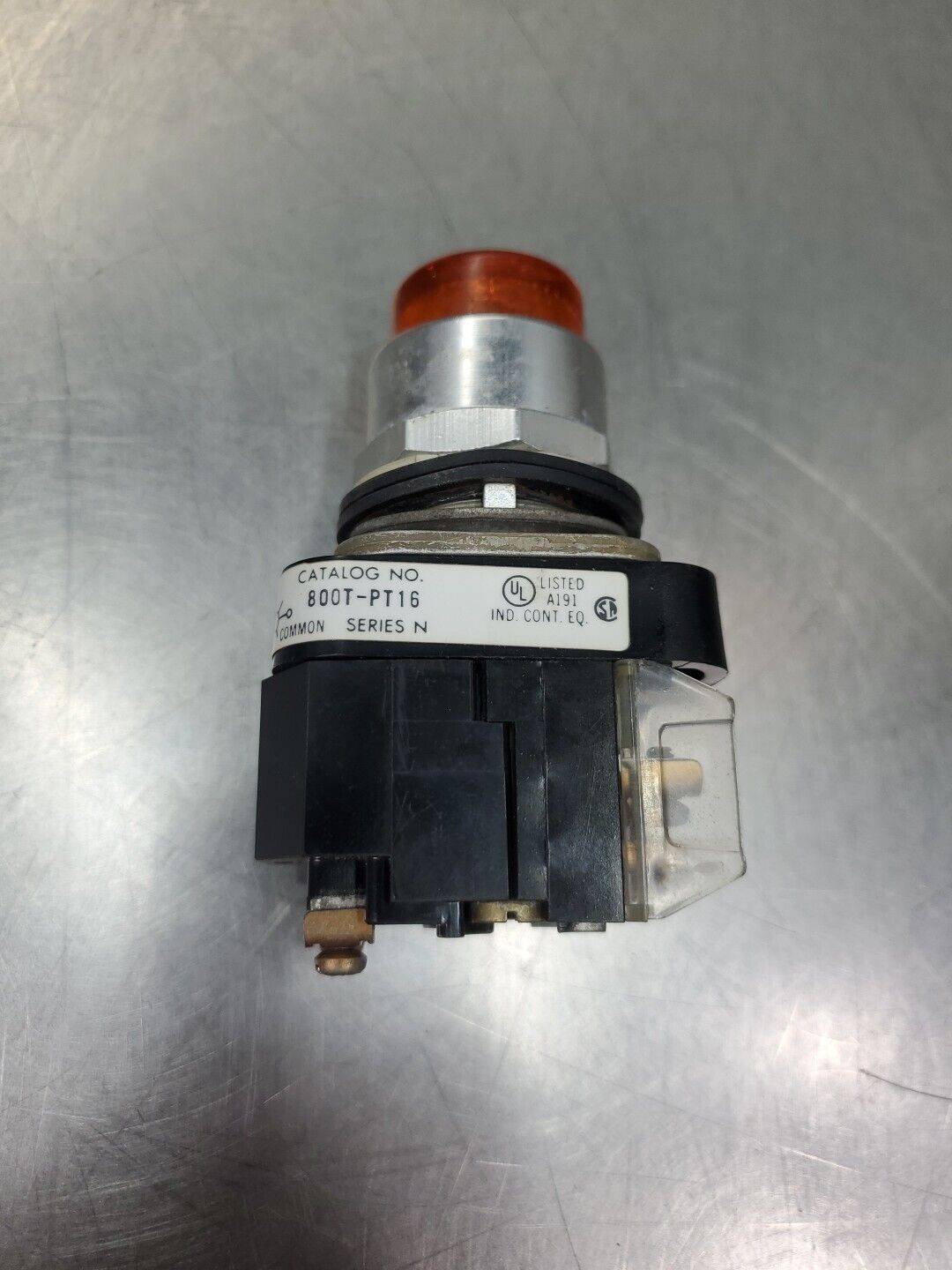 ALLEN BRADLEY 800T-PT16 SER N AMBER PUSHBUTTON SWITCH. 4D-8