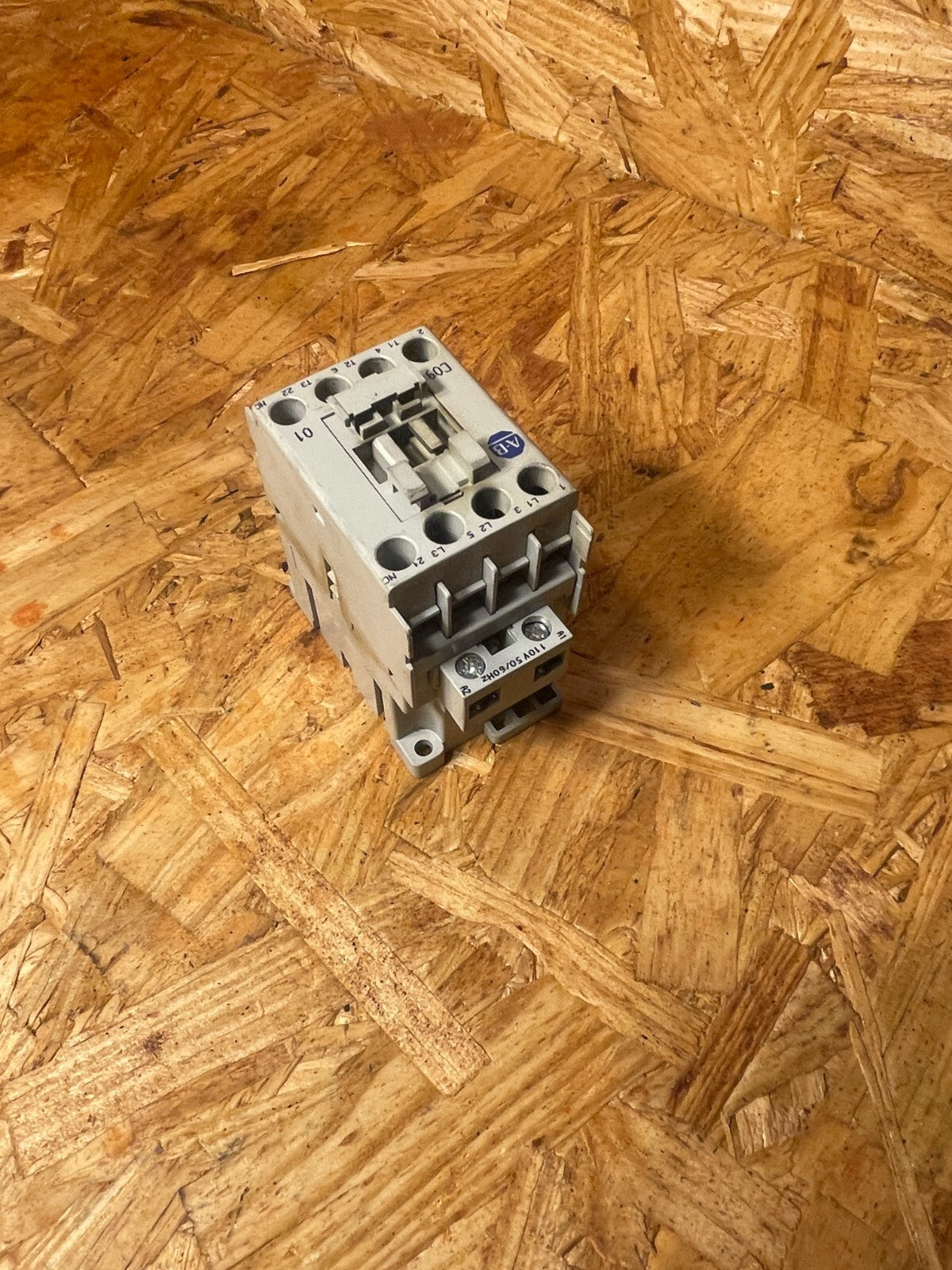 ALLEN BRADLEY 100-C09*01 SER.A 600VAC MAX 32A Relay Assembly Contactor @1E