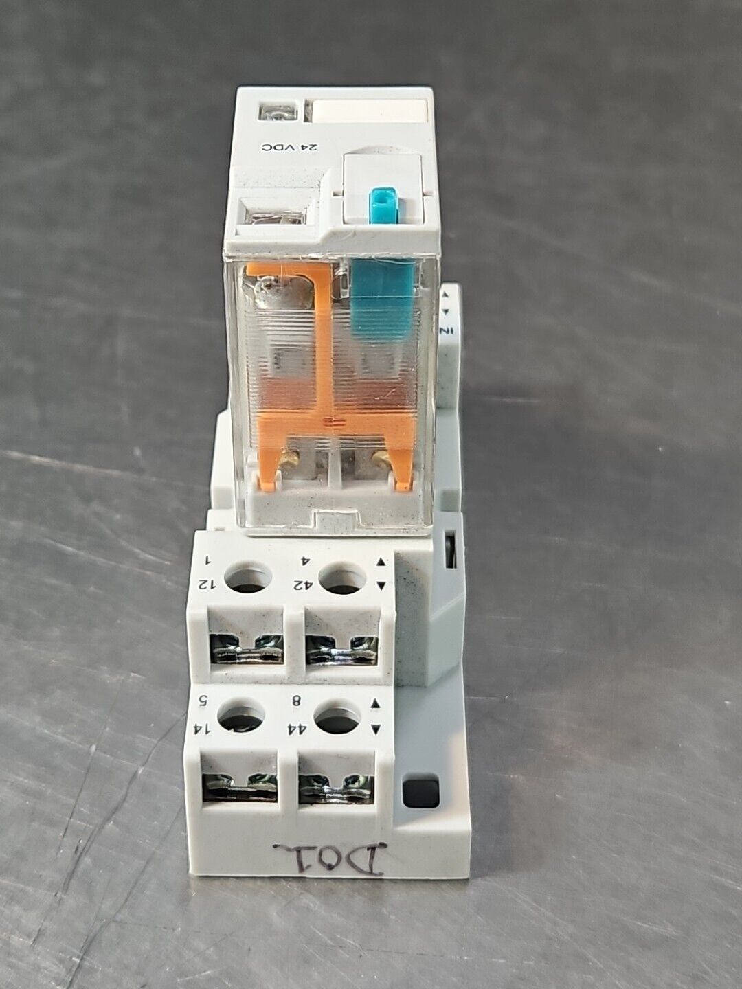 Schneider Electric Magnecraft 782XBXM4L Relay with 70-782D8-1 base loc4E23