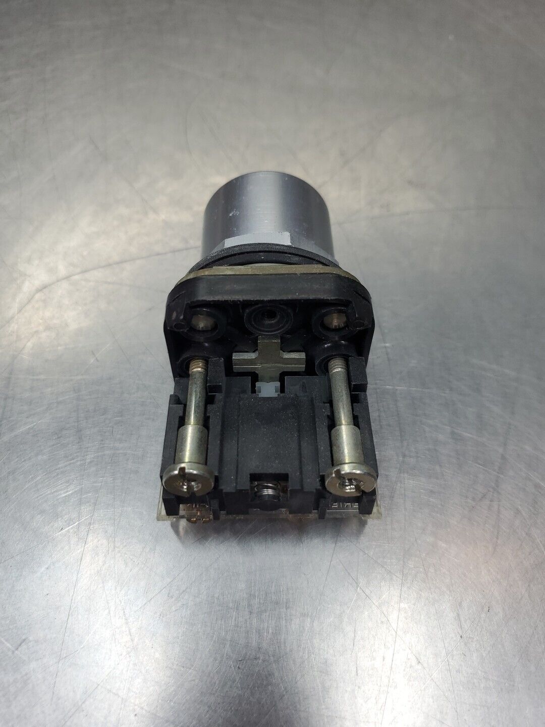 ALLEN BRADLEY 800T-A SER T NEMA 4.13 BLACK PUSHBUTTON SWITCH w/1 CONTACT. 4D-8