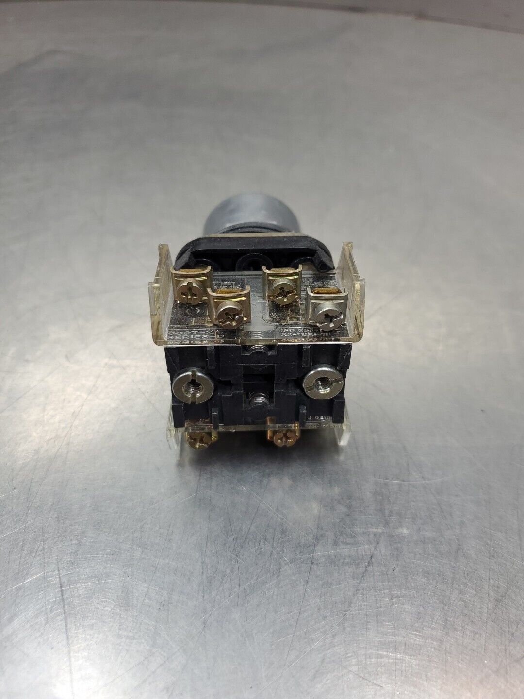 ALLEN BRADLEY 800T-A SER T NEMA 4,13 BLACK PUSHBUTTON SWITCH w/2 CONTACTS. 4D-8