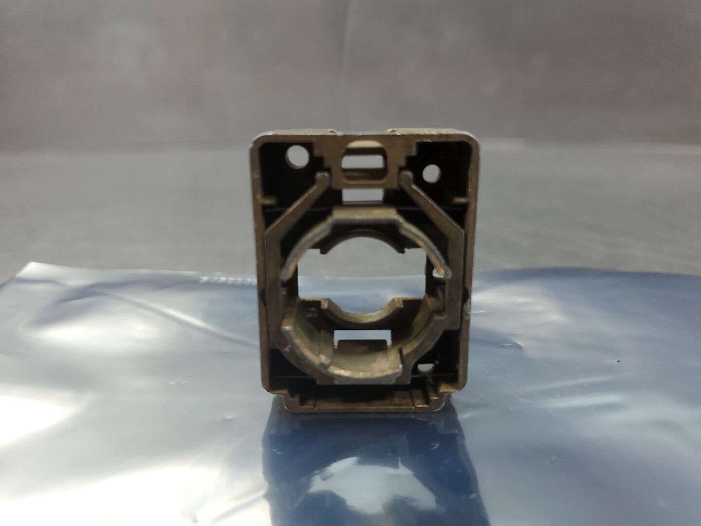 ALLEN BRADLEY 800E-A2L CONTACT MOUNTING LATCH FOR PUSHBUTTON SWITCH. 4D-35