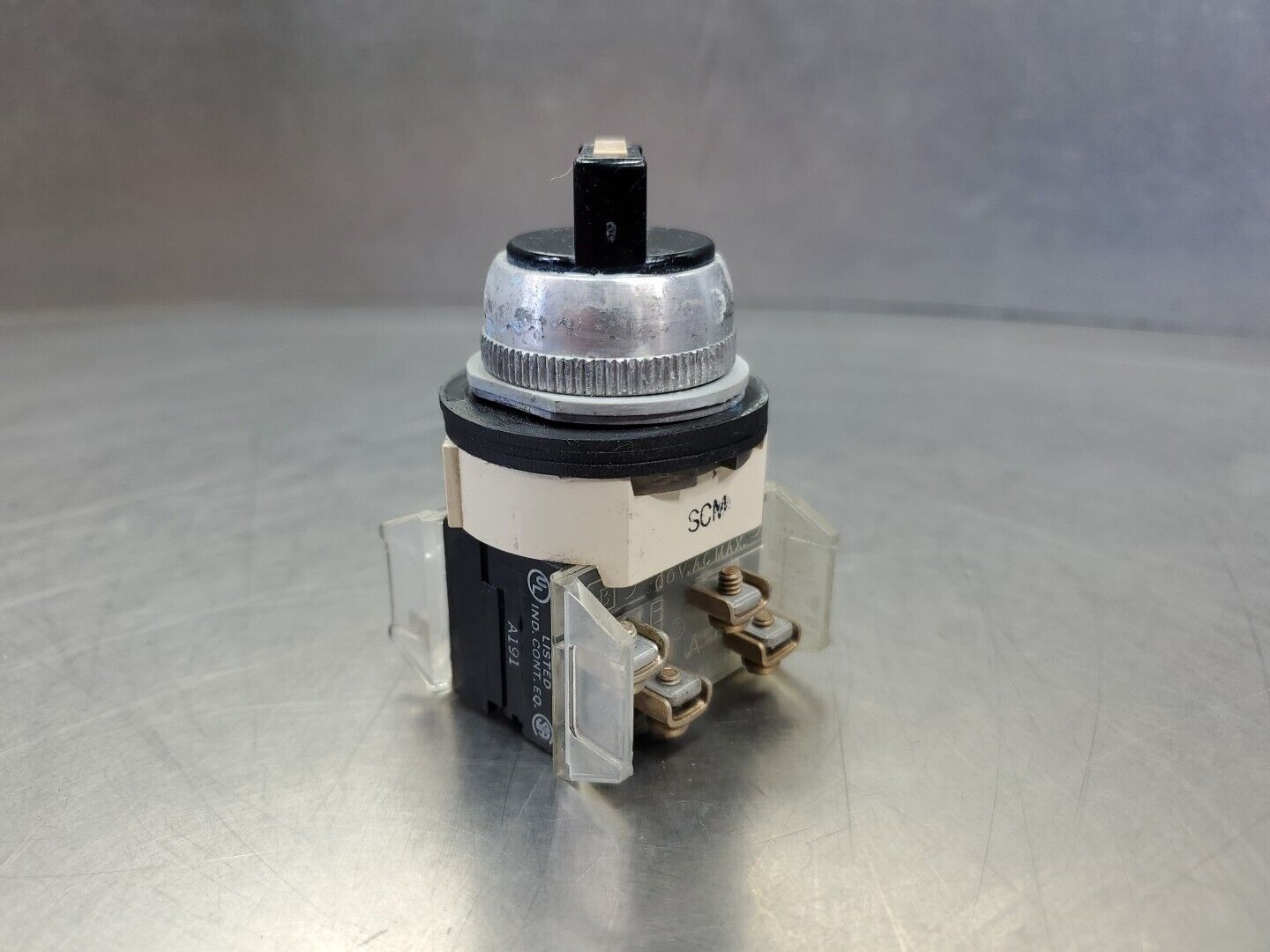 Allen Bradley 800T-H2 Ser 5 2-Pos Maintained Selector Switch. 4E-29