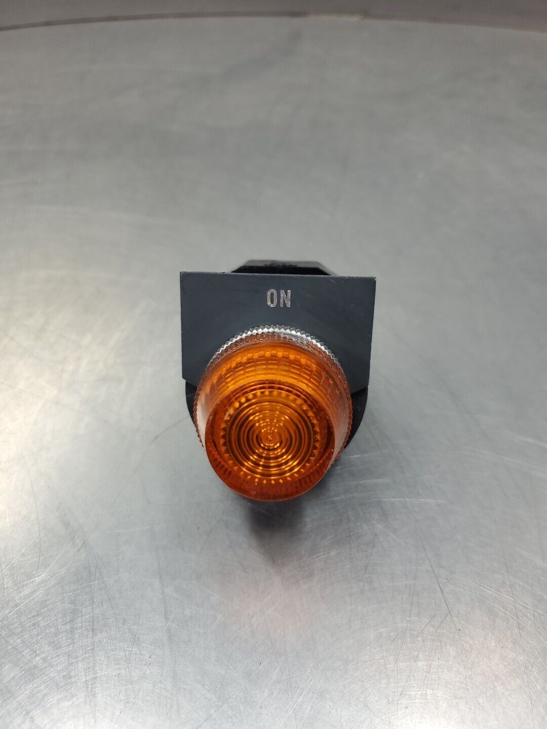 ALLEN BRADLEY 800T-P16 SER B PILOT LIGHT AMBER, 120VAC 50/60HZ. 4D-8