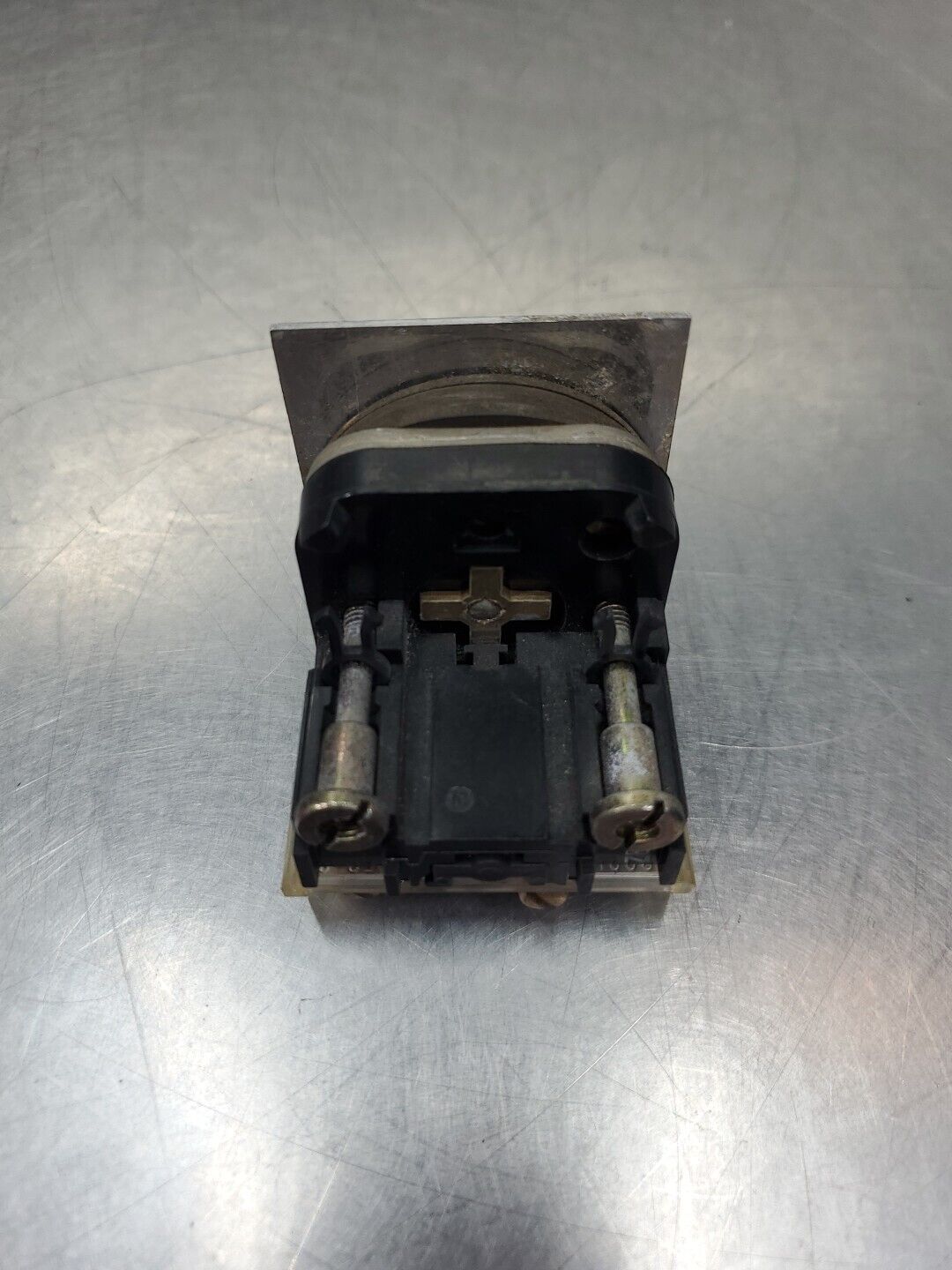 ALLEN BRADLEY 800T-B2 Ser. B Black Pushbutton Switch w/1 Contact. 4D-8