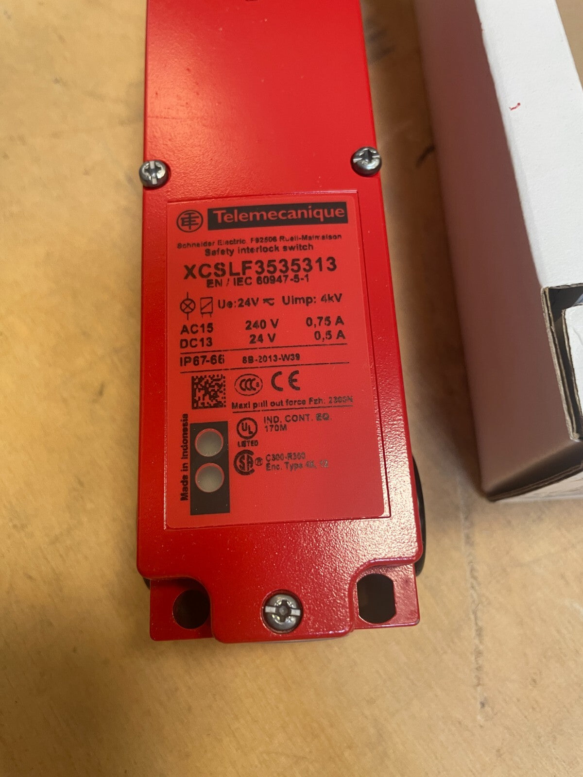 Telemecanique XCSLF3535313 AC15 240V DC13 24V Safety Interlock Limit Switch