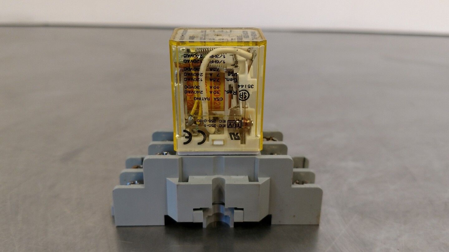 IDEC SH2B-05 Relay Socket w/IDEC RH2B-UL 120V 50/60Hz Relay EW