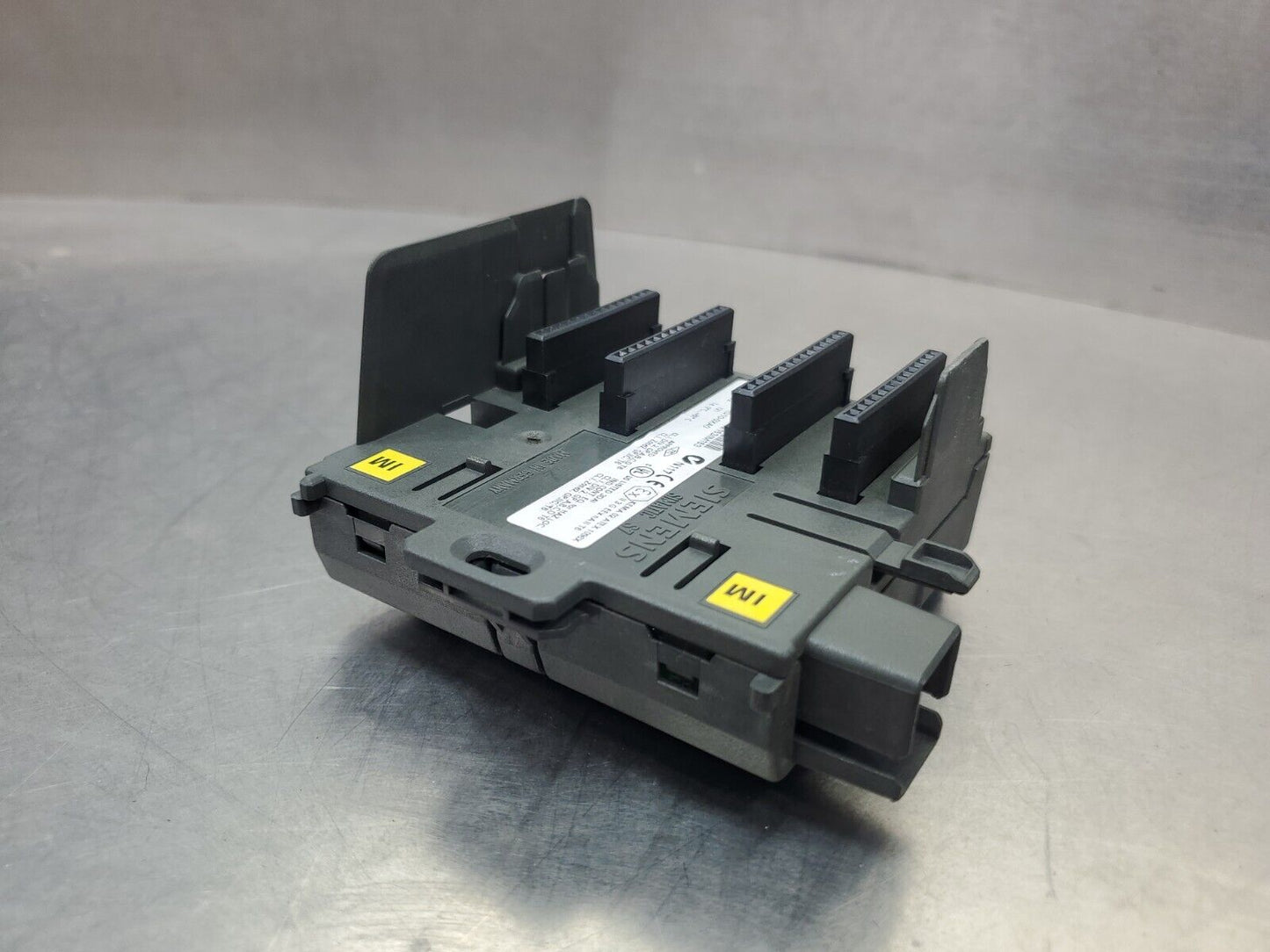 Siemens SIMATIC S7 6ES7 195-7HD10-0XA0 Bus Module. 3E-20