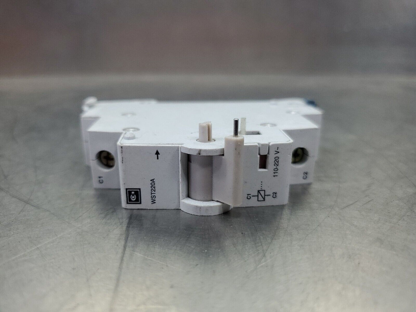 Cutler-Hammer WST220A 110-220VAC SHUNT TRIP CIRCUIT BREAKER. 4E-11