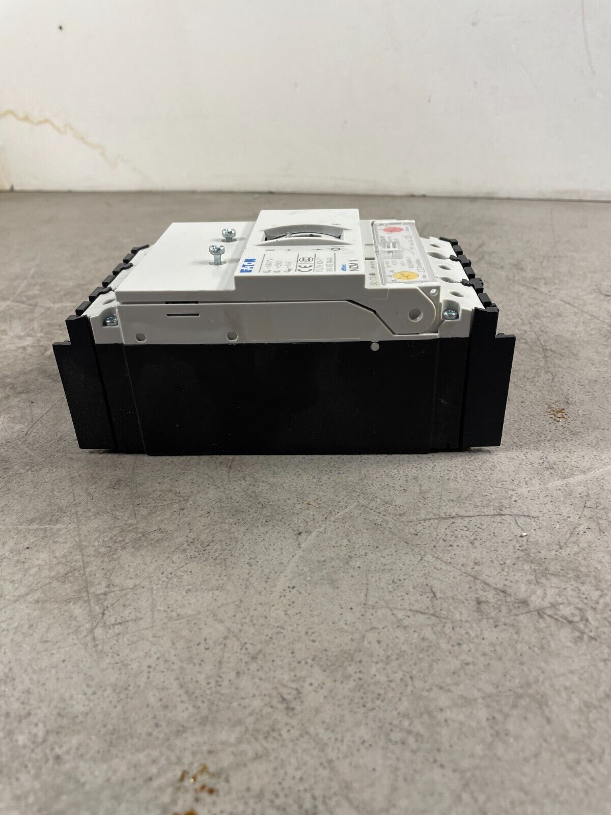 Eaton NZM1 White Triple Pole 480 VAC 50kA Motor Protection Circuit Breaker 2D