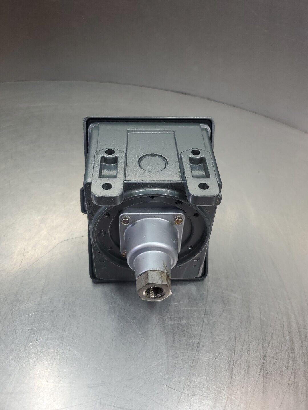 United Electric Controls J402 Model 358 Pressure Switch, 0-200psi.         6E-18