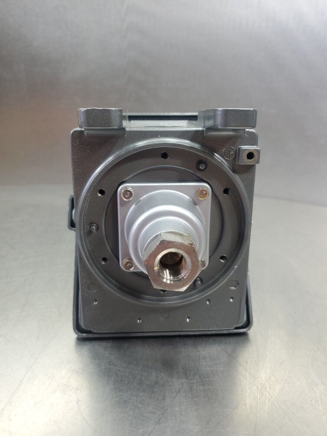 United Electric Controls J402 Model 358 Pressure Switch, 0-200psi.         6E-18