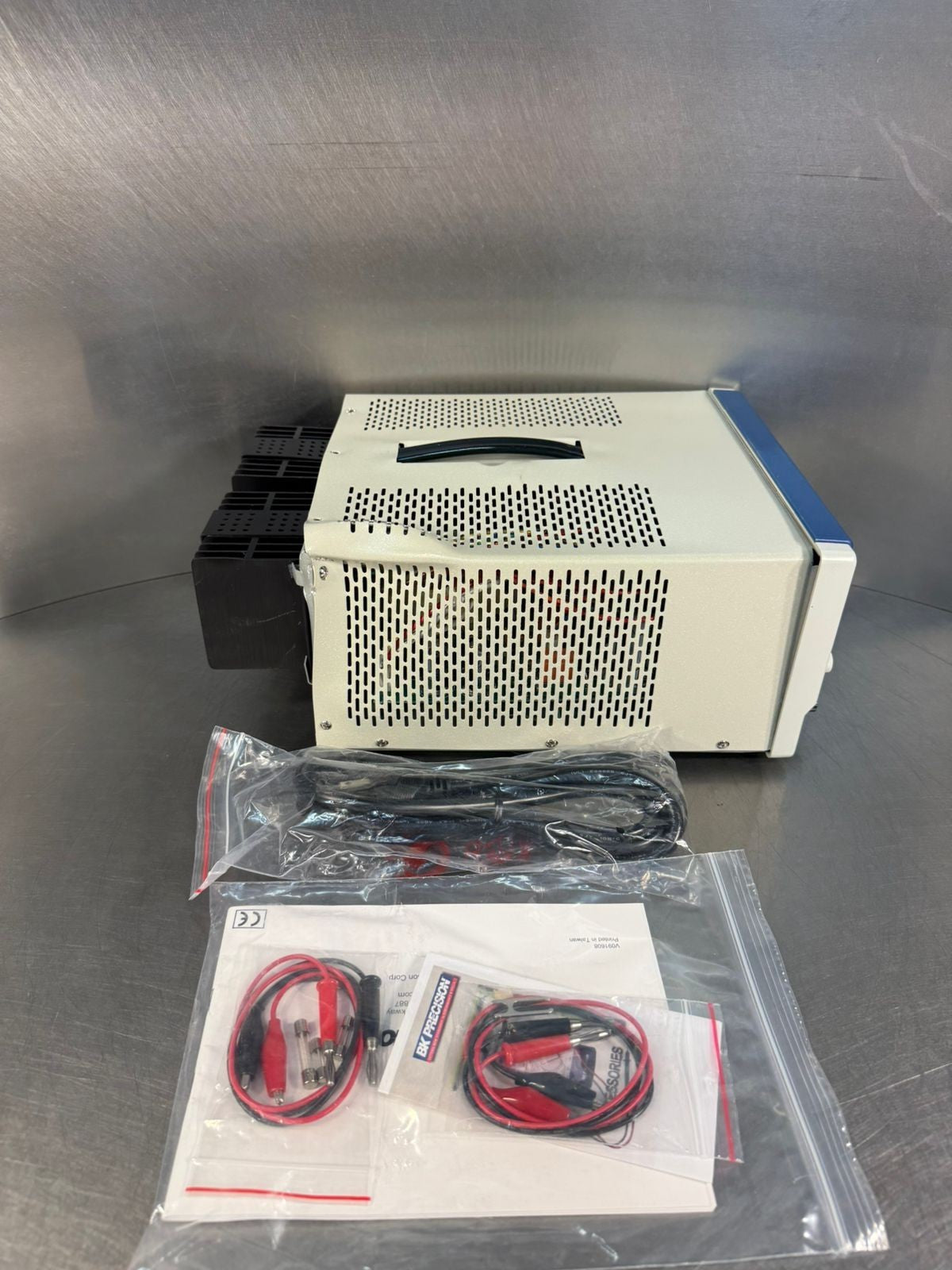 B&k Precision 1762 - Triple Output DC Power Supply                (10.3.1)