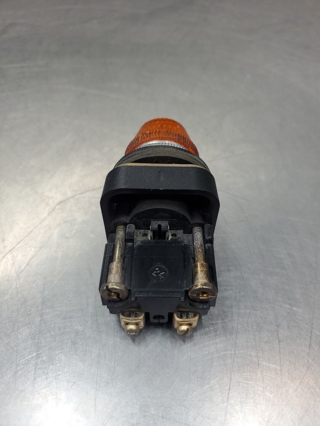 ALLEN BRADLEY 800T-P16 SER B PILOT LIGHT AMBER, 120VAC 50/60HZ.             4D-8