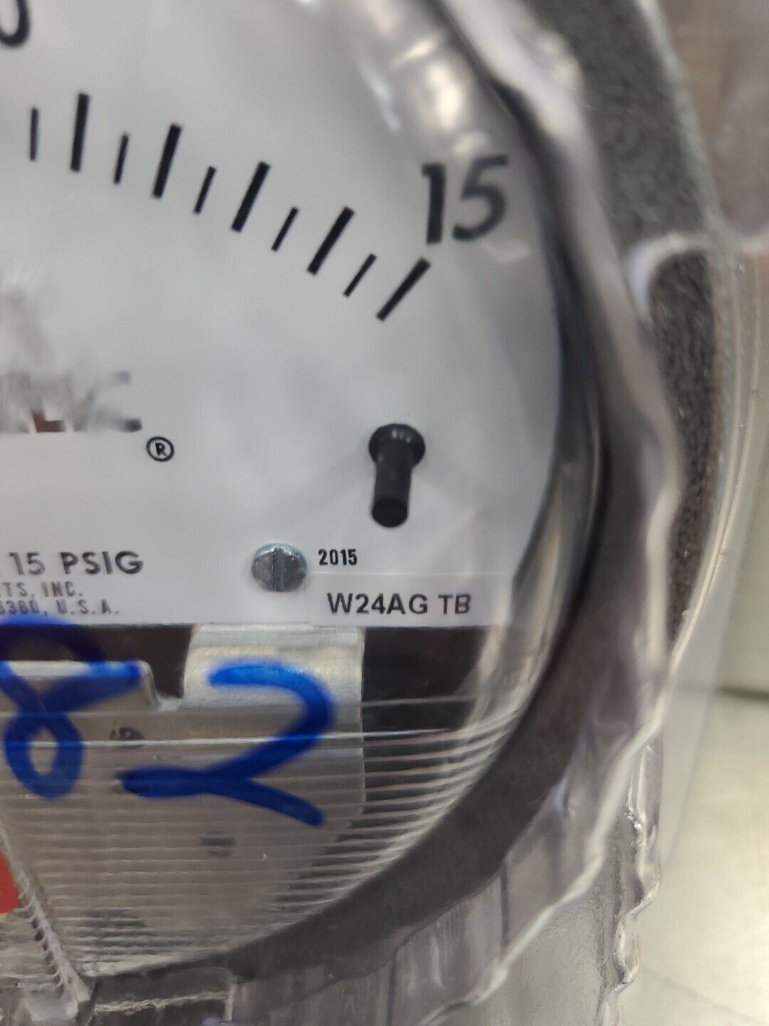 DWYER MAGNEHELIC W24AG TB PRESSURE GAUGE, 0-15 INCHES OF WATER.            6B-11