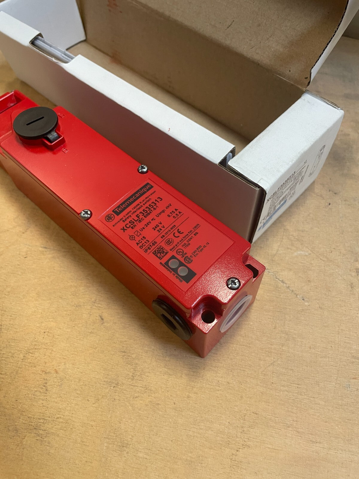 Telemecanique XCSLF3535313 AC15 240V DC13 24V Safety Interlock Limit Switch