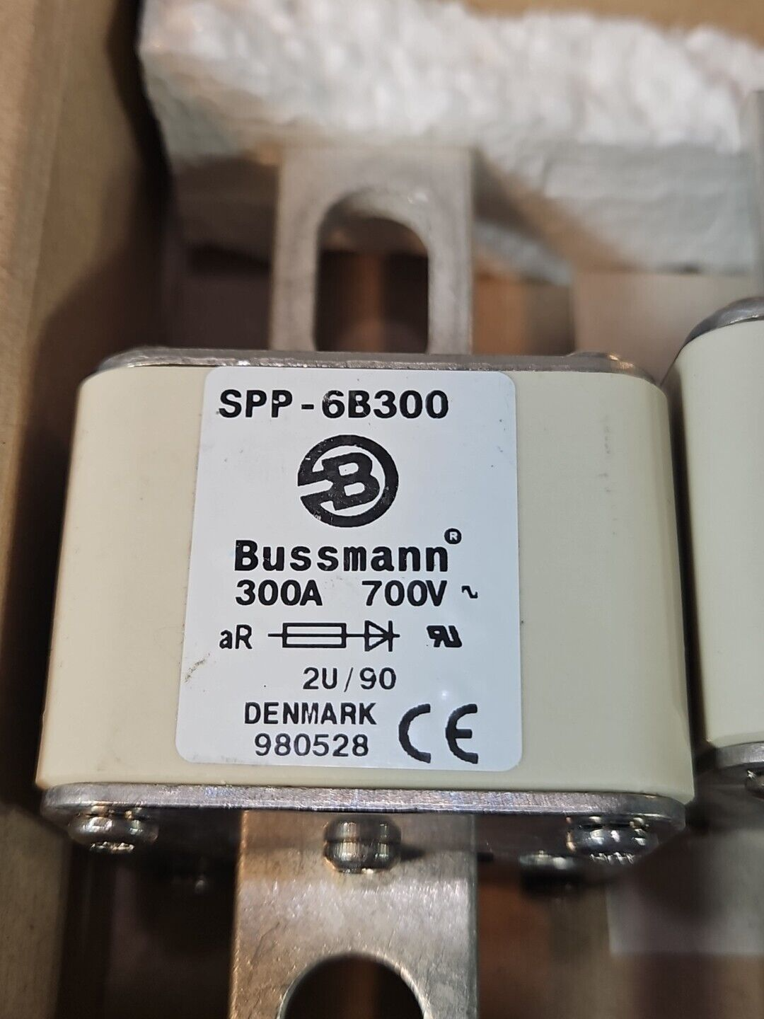 Bussmann SPP-6B300 Fuse 300A 700V box w/2                  Loc4D26