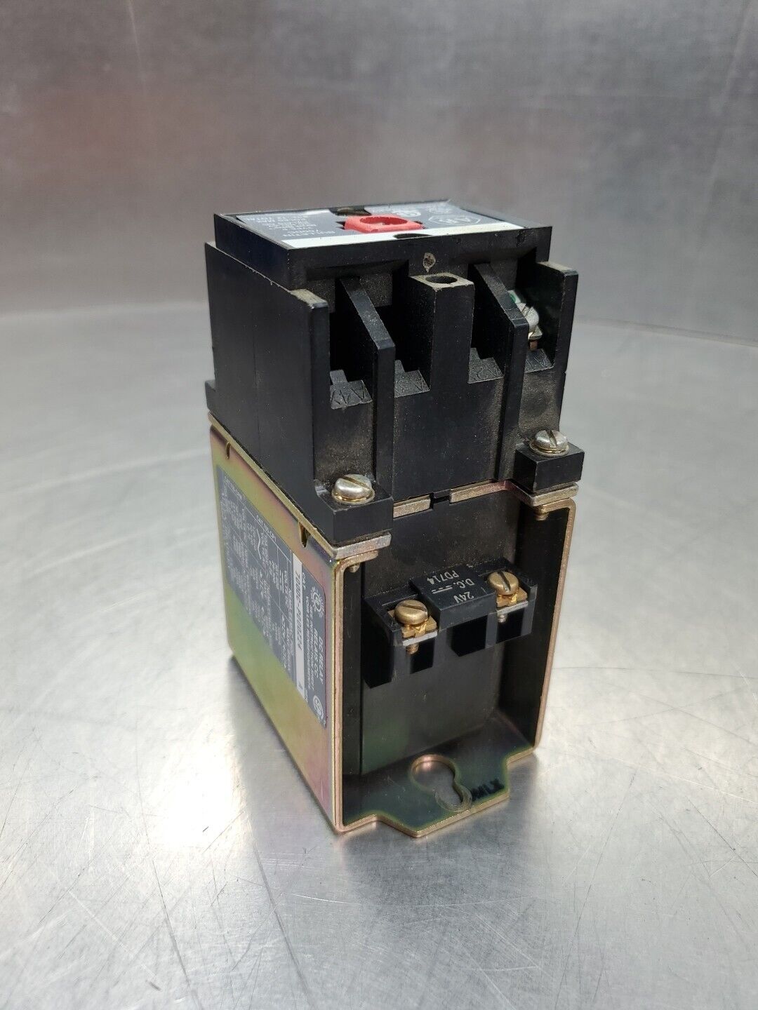 Allen Bradley 700DC-P000Z24 Ser. A DC Industrial Relay.                    4D-31