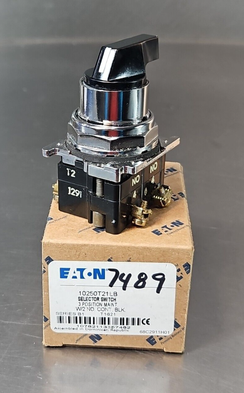 Eaton 10250T21LB Ser B1 Selector switch 3 position maint.       Loc4E35