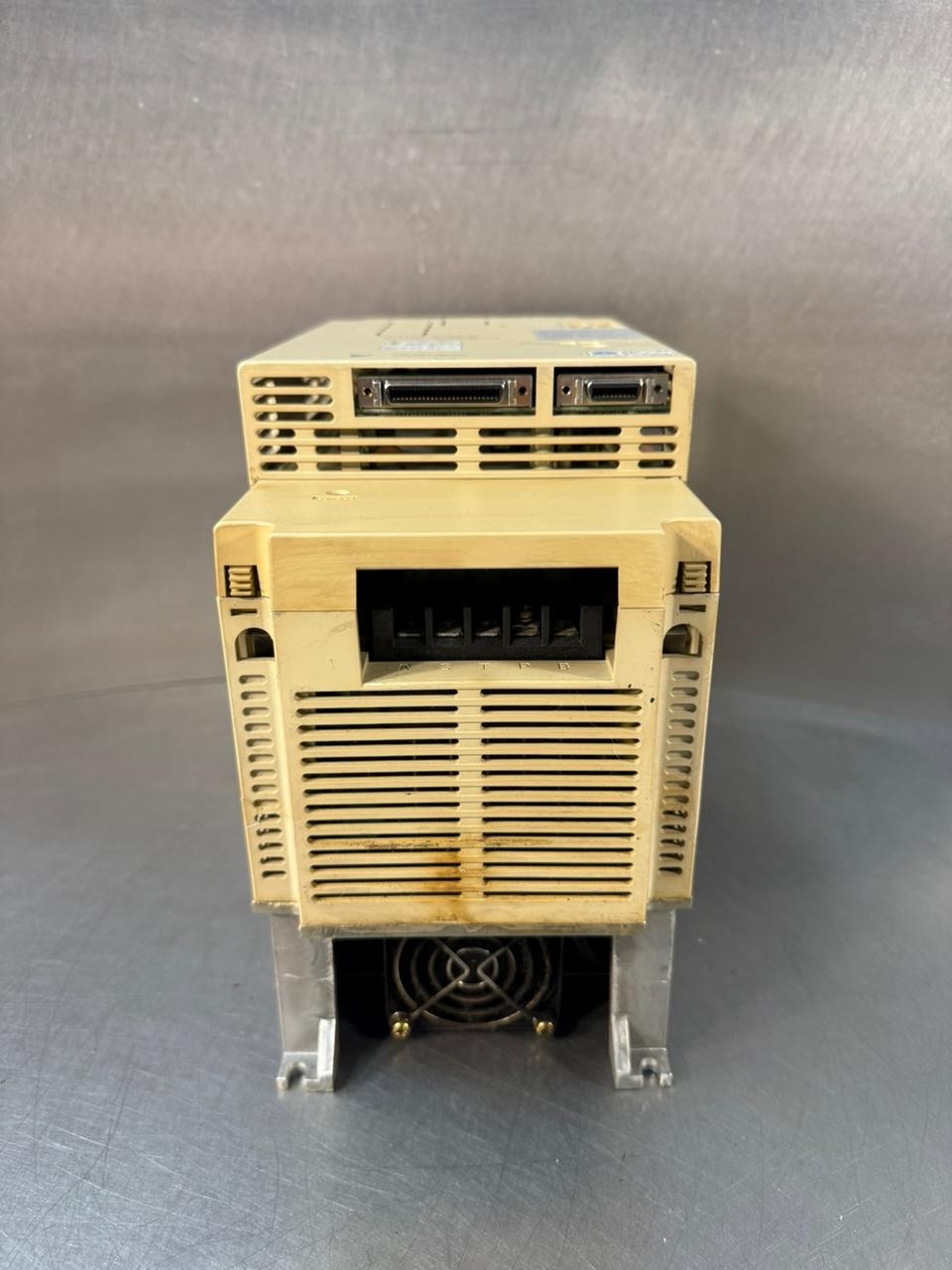 Yaskawa Servopack SGDB-20ADG IN 200-230V 3PH 12A OUT 0-230V        (1.4.1)