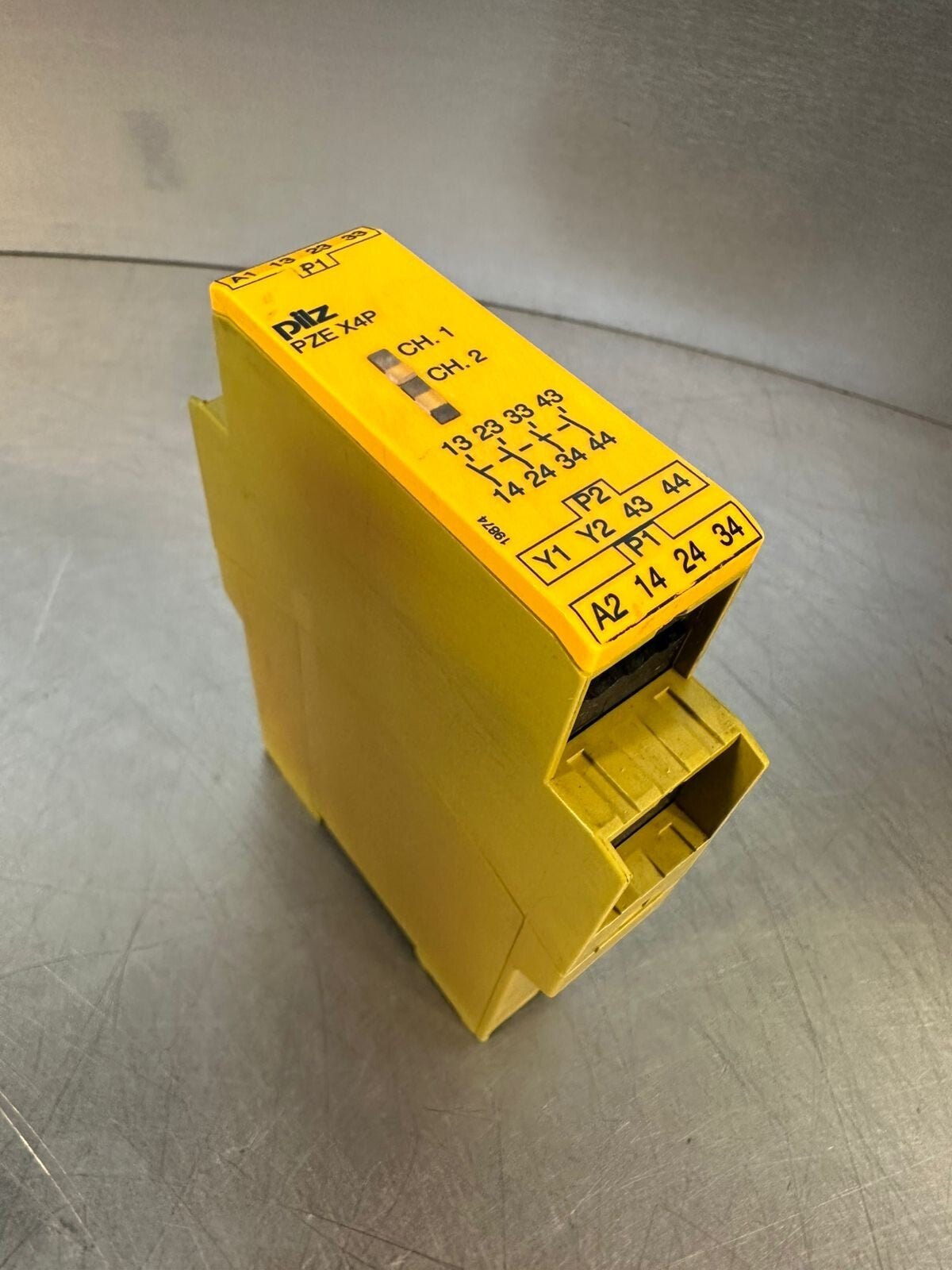 Pilz 777585 PZE X4P SAFETY RELAY 24VDC 4N/O 777585                (4.3.4)