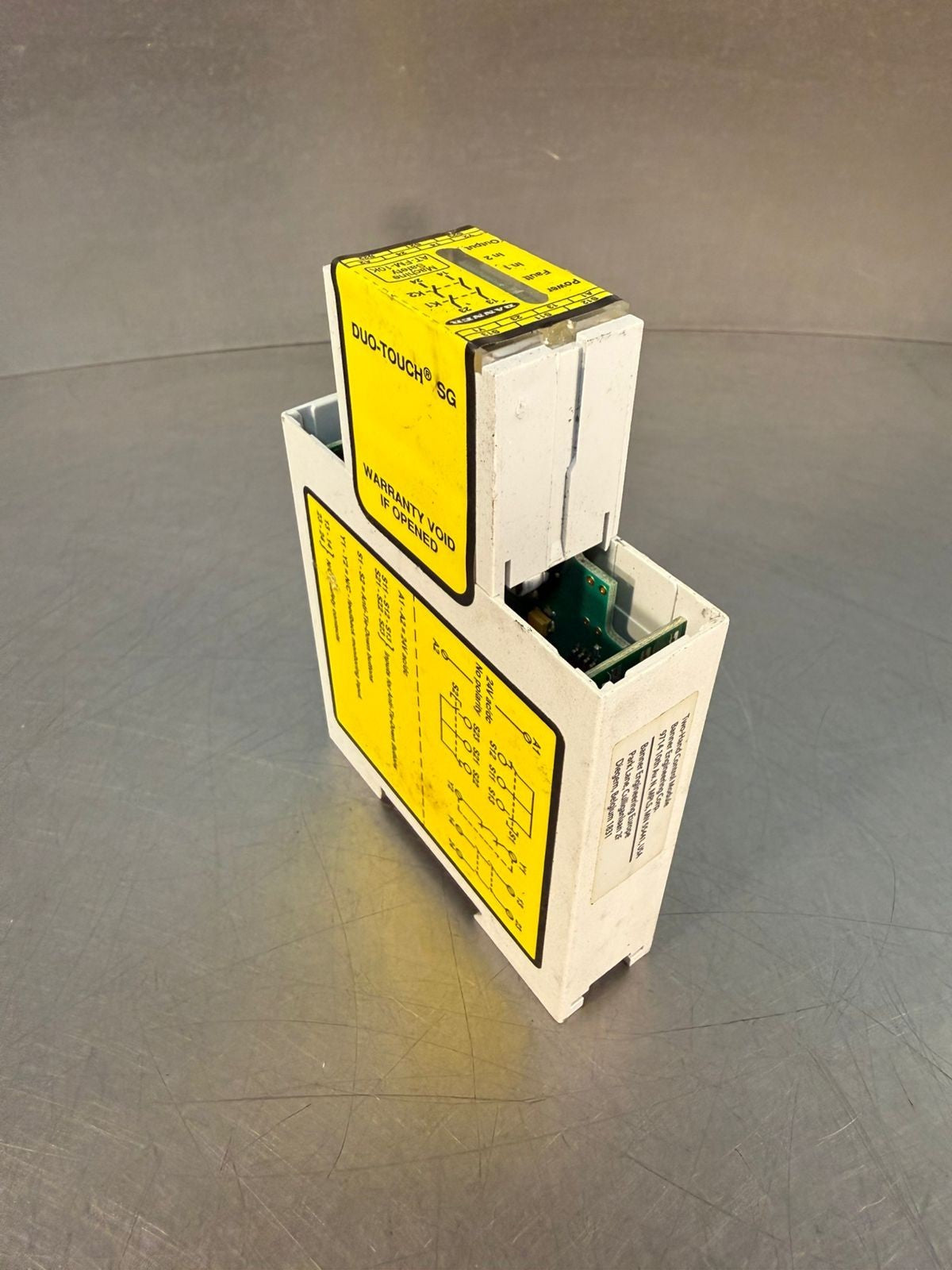 Banner AT-FM-10K  Safety Relay Module Supply Voltage 24V Ac/Dc      (3.1.2)