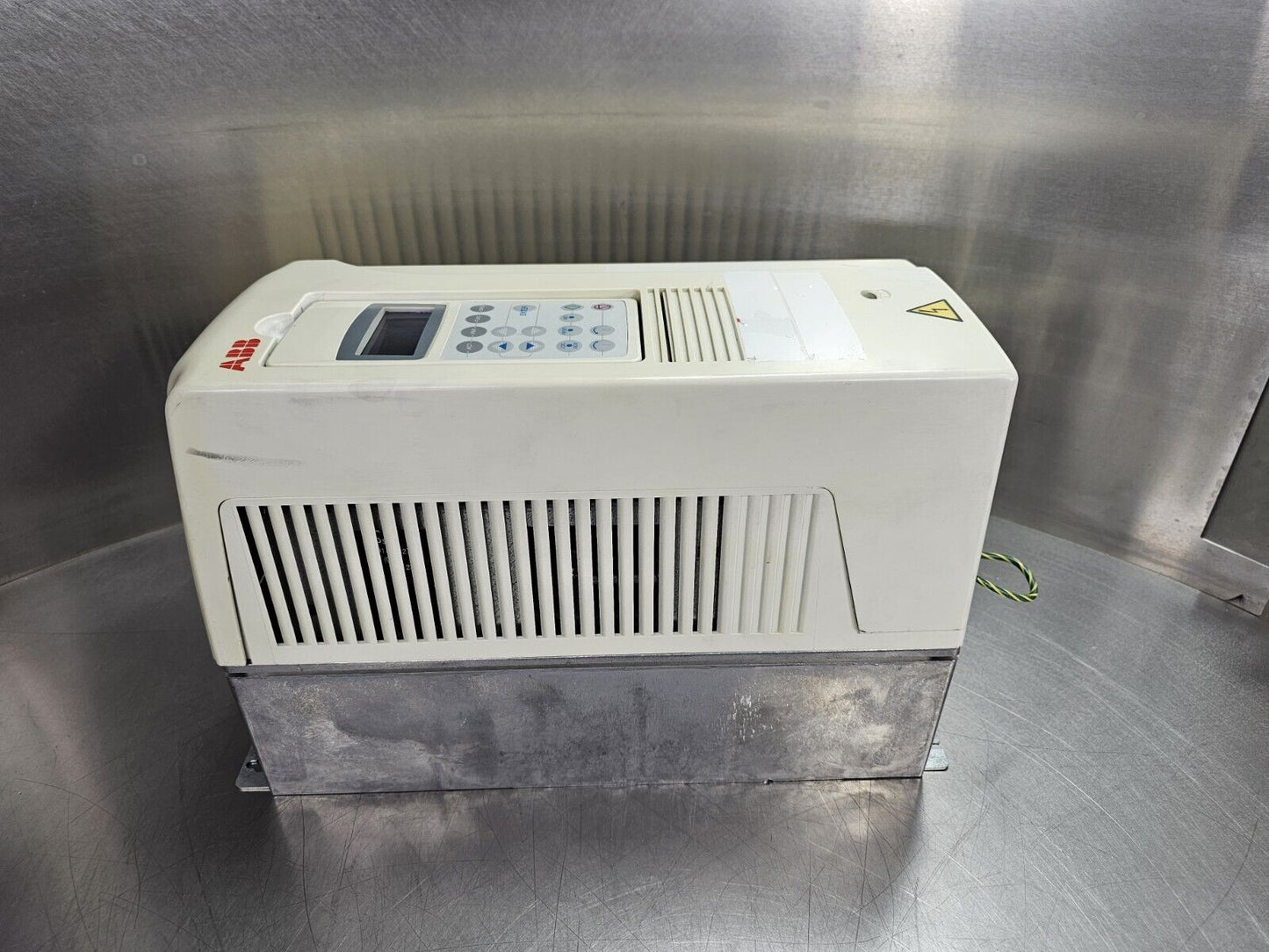 ABB ACS800-U1-0025-5+P901 ABB 34A 460V 25HP Drive Loc1C