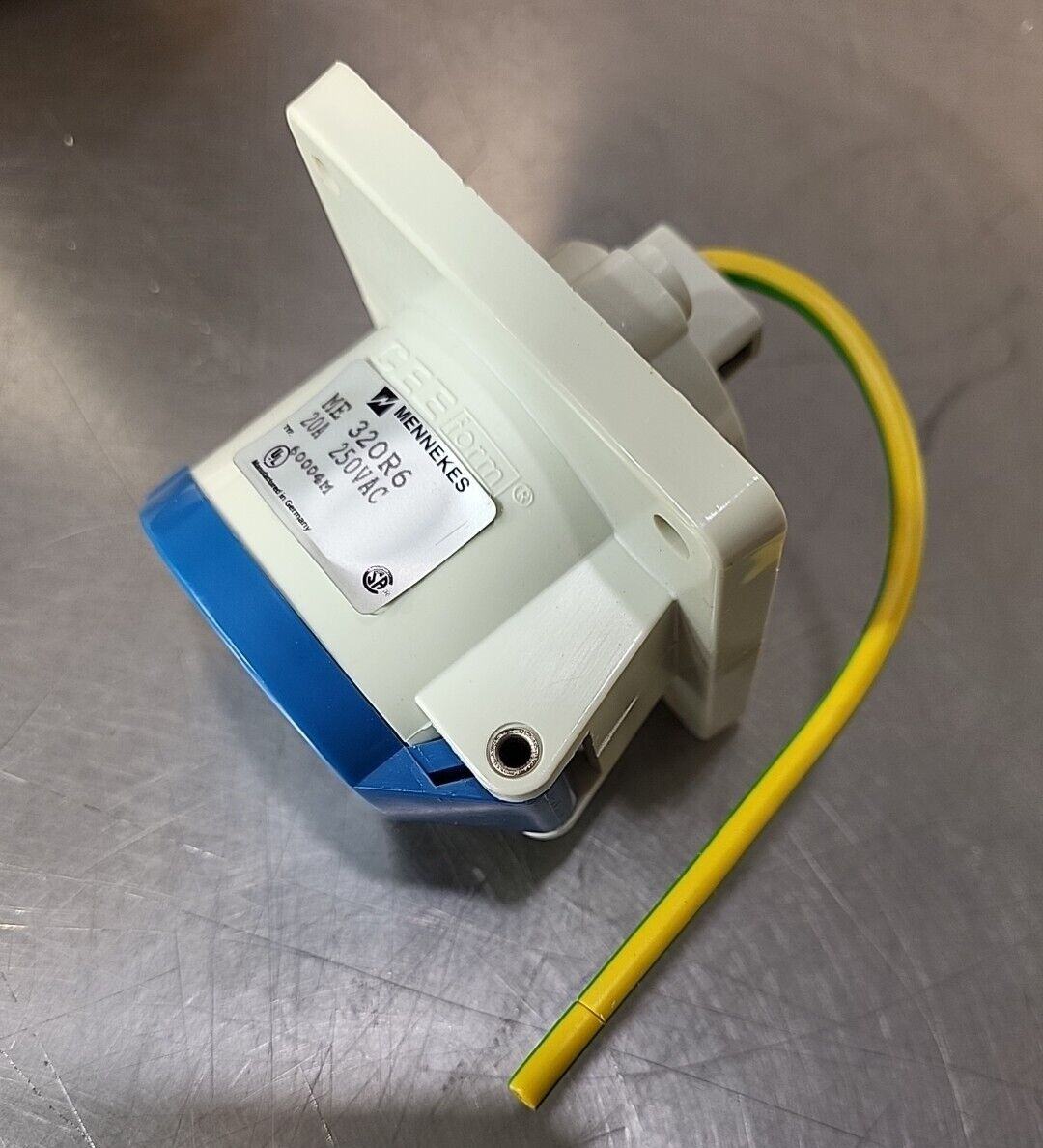 Mennekes 320R6 Wiring device 20A 3W 250Vac                       Loc 4E 20