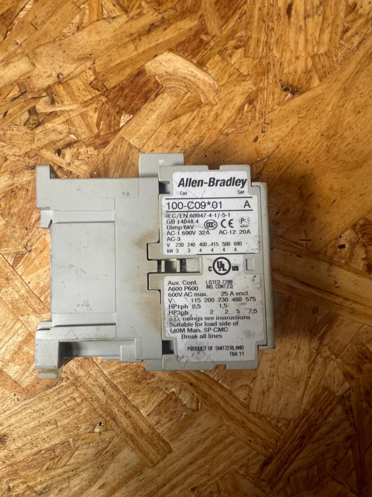 ALLEN BRADLEY 100-C09*01 SER.A 600VAC MAX 32A Relay Assembly Contactor @1E