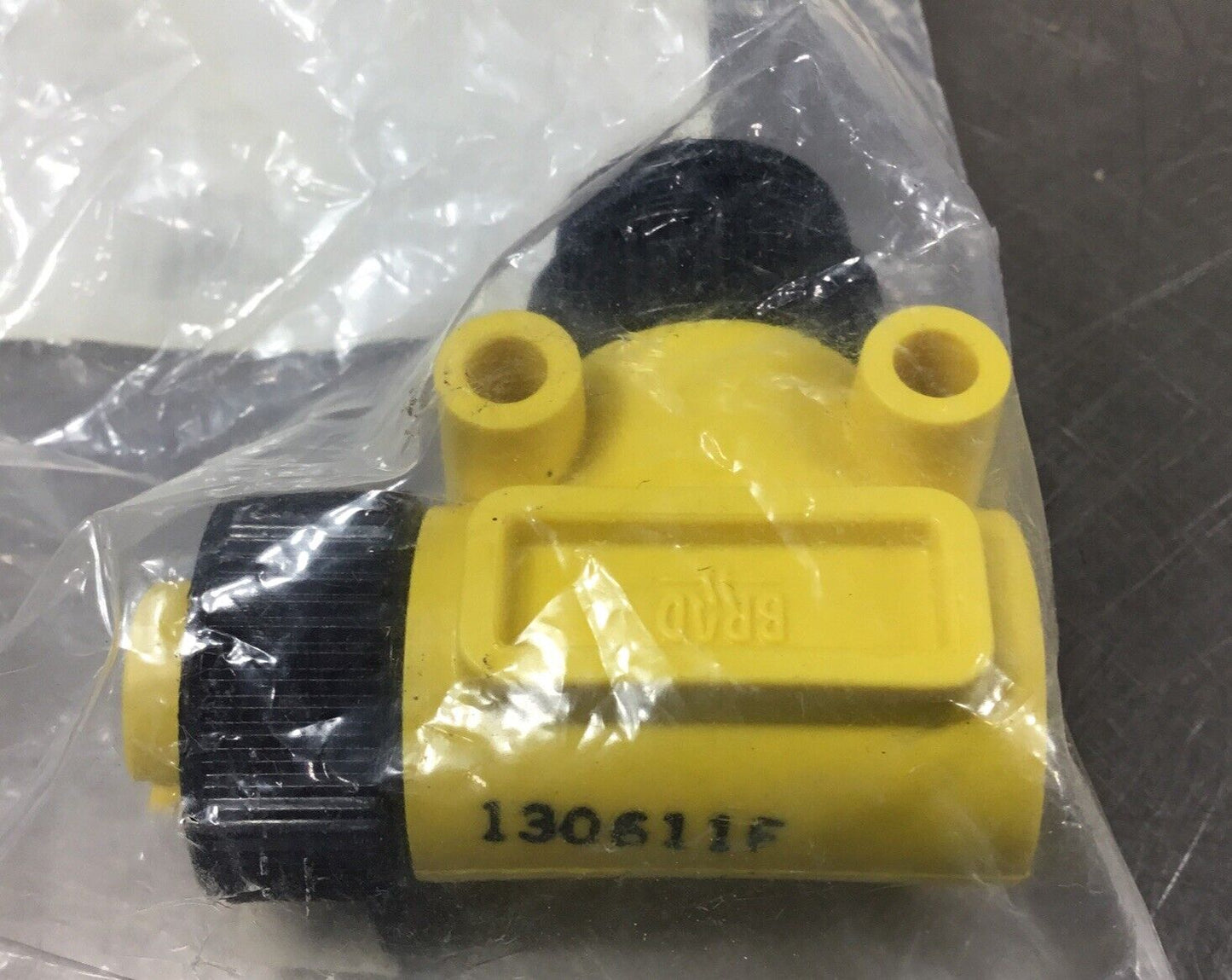 Brad Connectivity  1300180206  Mini-Change Adapter  41048 Right Angle      5E-17