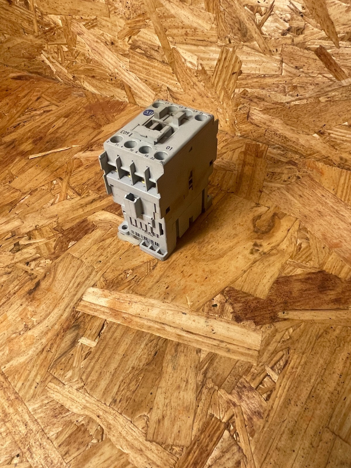 ALLEN BRADLEY 100-C09*01 SER.A 600VAC MAX 32A Relay Assembly Contactor @1E