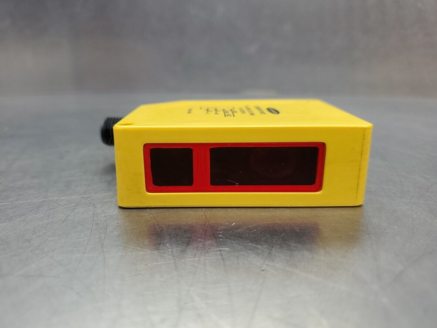 Banner Engineering Q60VR3AFV1000Q1 Adjustable Field Sensor.                5D-15