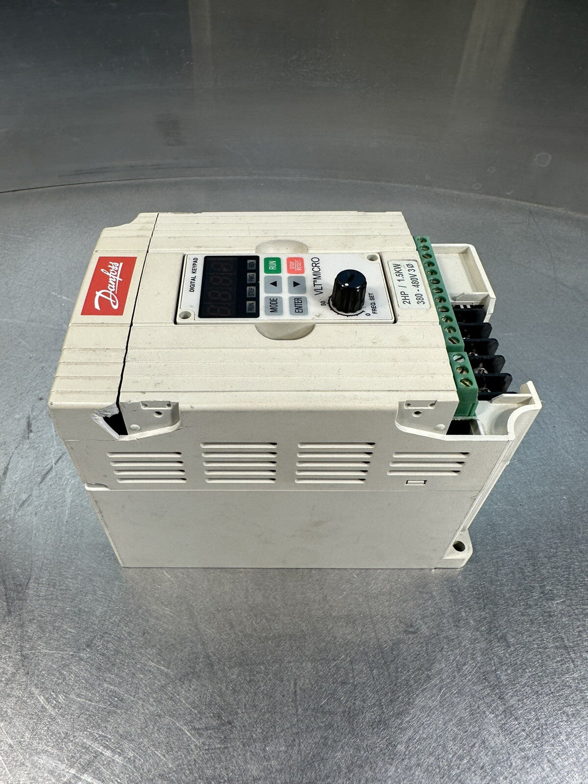 DANFOSS 176F7313 2HP 460V AC DRIVE (BIN-1.1.3)