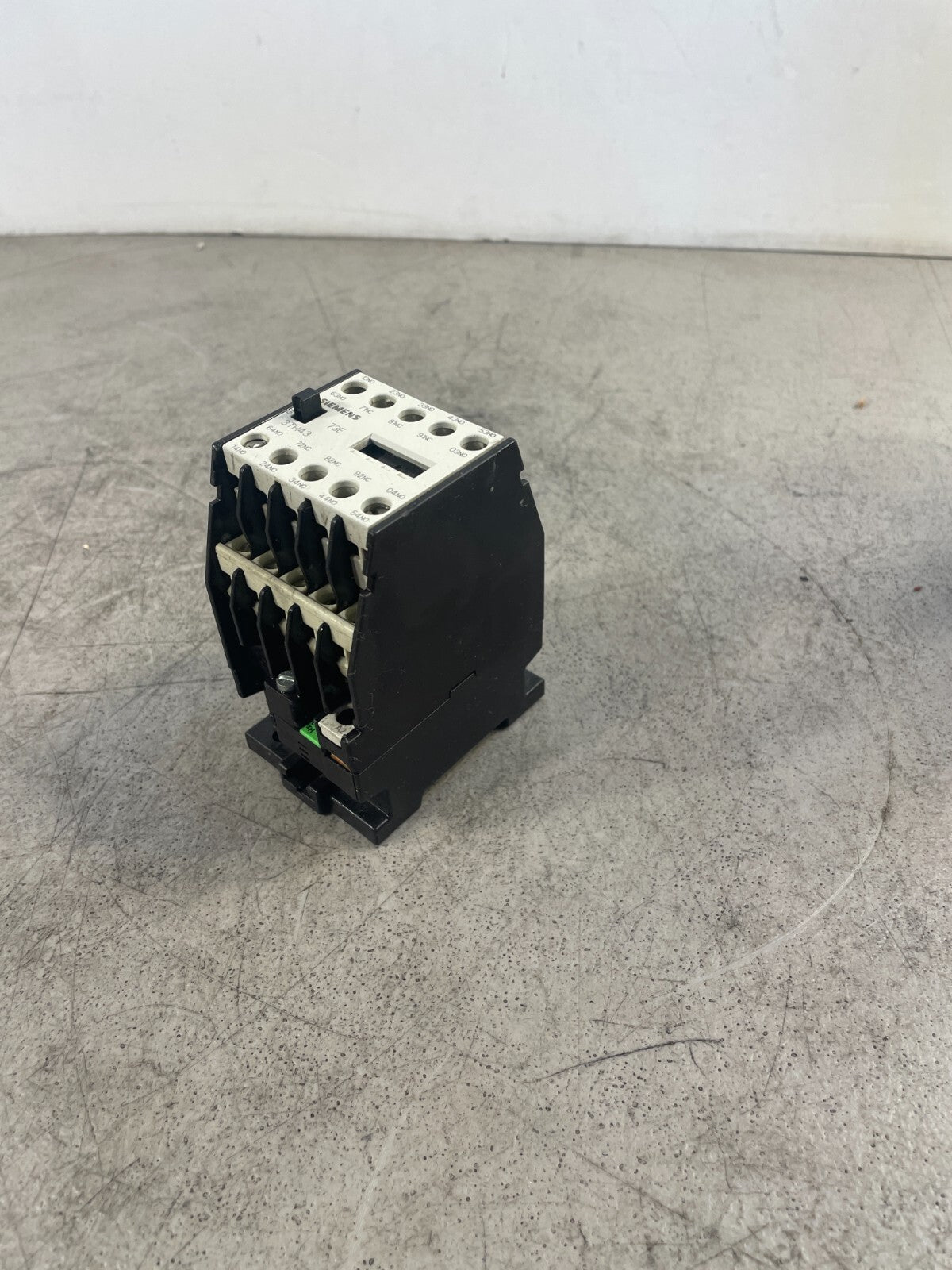Siemens 3TH43 73E White/Black 16Amp 24V 3-Phase IEC Rated Control Relay LOC-2D
