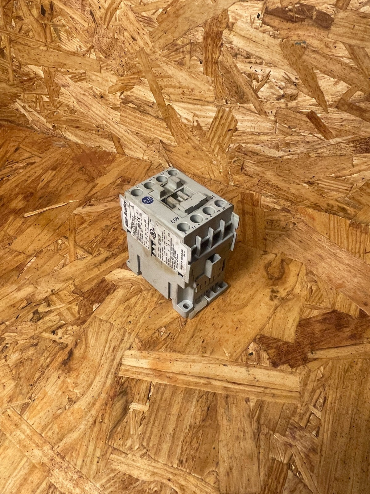 ALLEN BRADLEY 100-C09*01 SER.A 600VAC MAX 32A Relay Assembly Contactor @1E