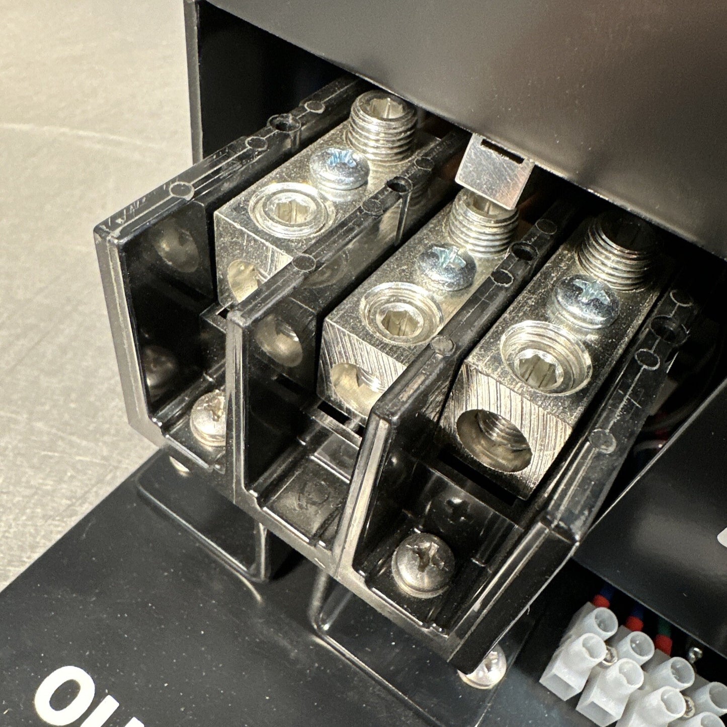 Littelfuse Industrial Shock Block SB6100-300-0 (BIN-2.5.1)