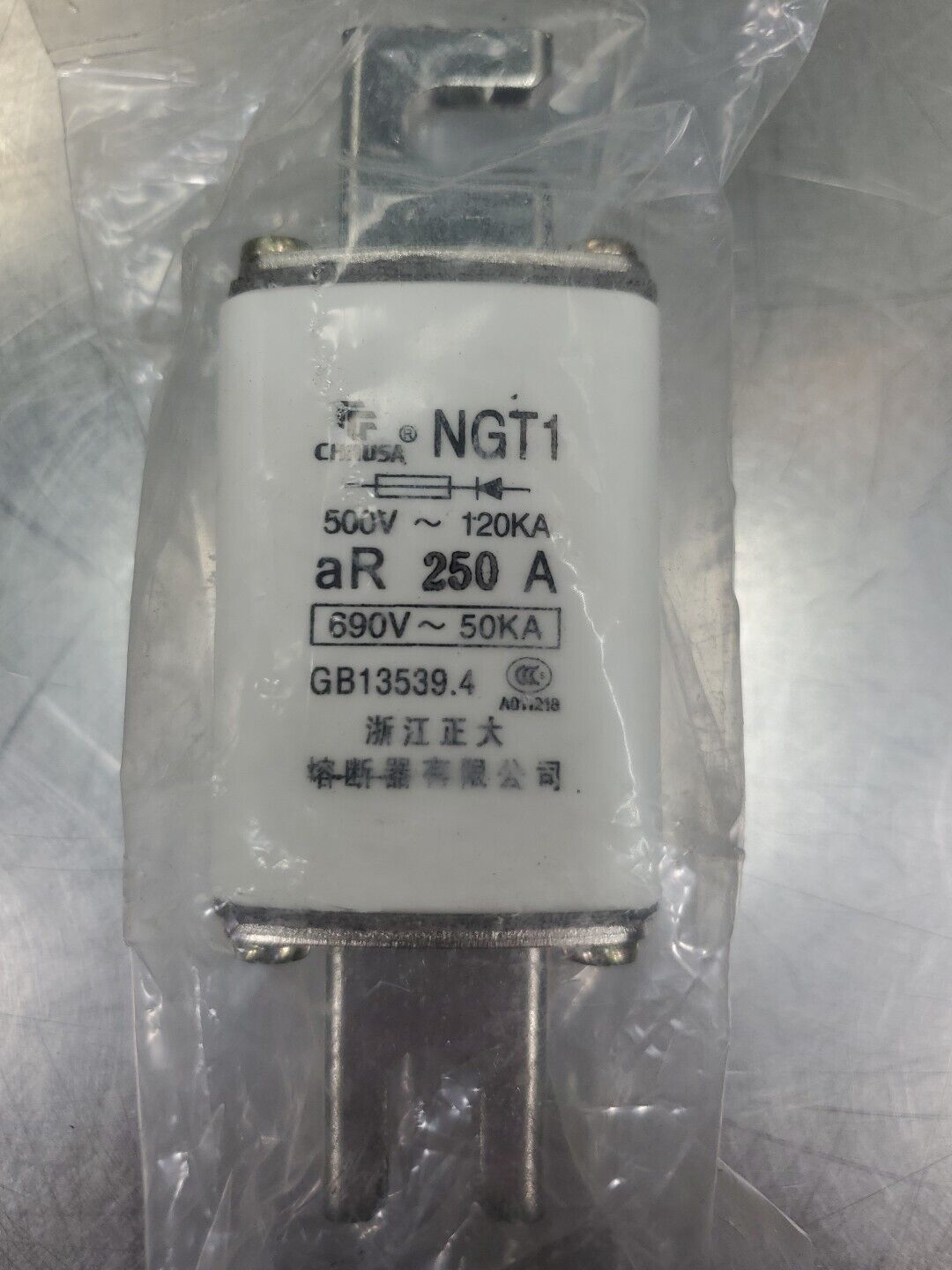 CHNUSA NGT1 690V 250A FUSE.                                                4D-30