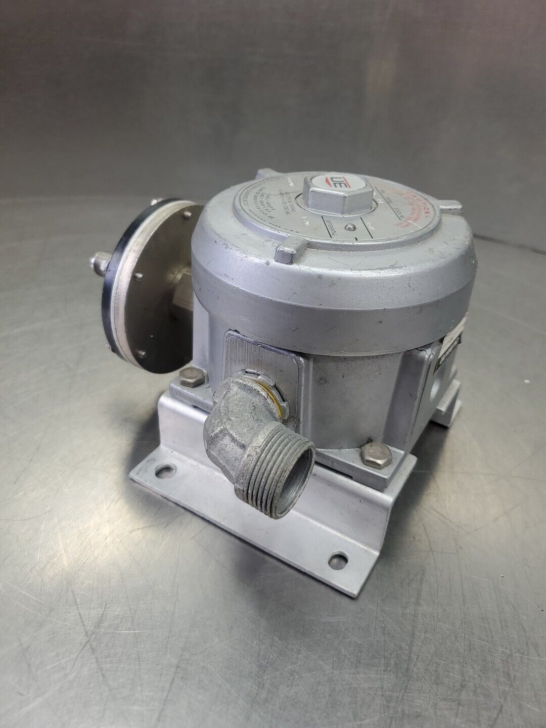 United Electric Controls J110 Model 451 Pressure Switch.                    6D-9