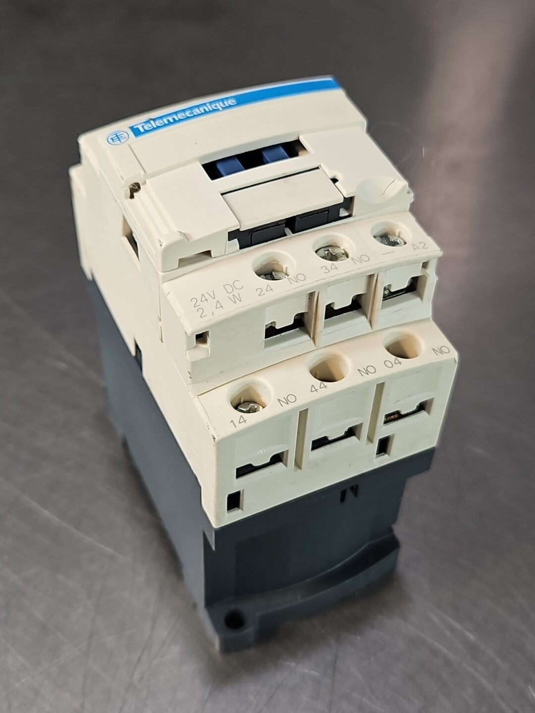 Telemecanique CAD50BL Control Relay 600vac 24vdc                        (BIN453)