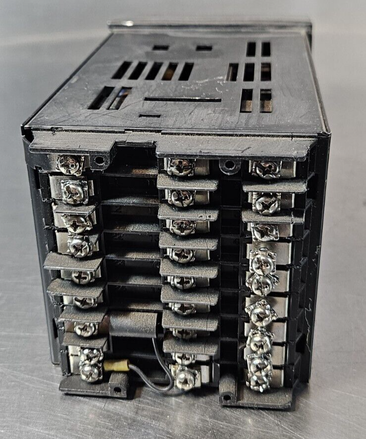 Honeywell UDC3000 Universal Digital Limit Controller                    (BIN632)