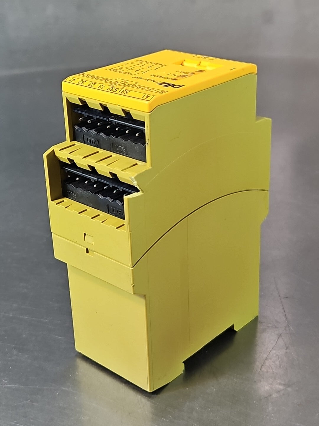 PILZ PN0Z X3P Safety relay 24VDC                                        (BIN351)