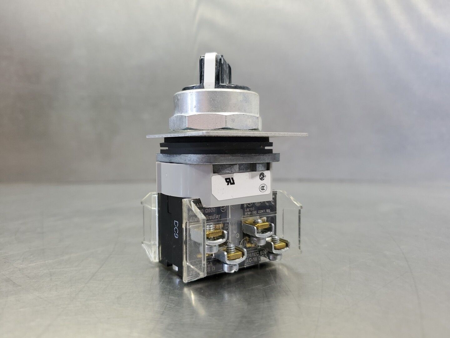 Allen Bradley 800T-J2 Series T, 3 Position Selector Switch.                4E-29