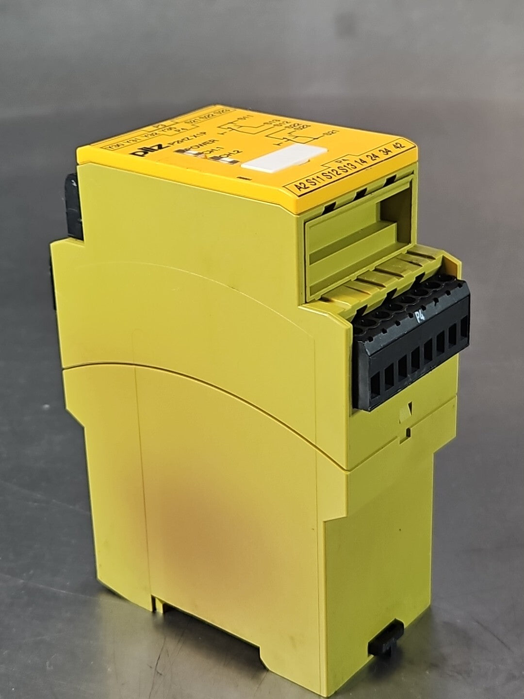 PILZ P2HZ X1P C  24VDC Safety relay                                     (BIN353)