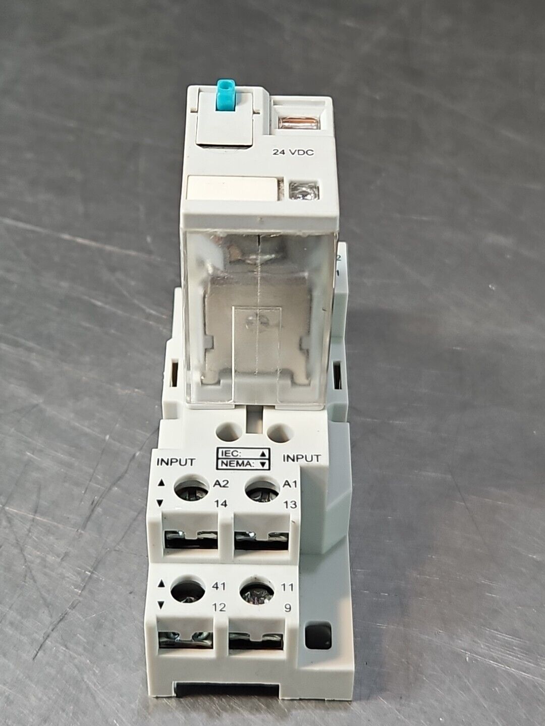 Schneider Electric Magnecraft 782XBXM4L Relay with 70-782D8-1 base   loc4E23