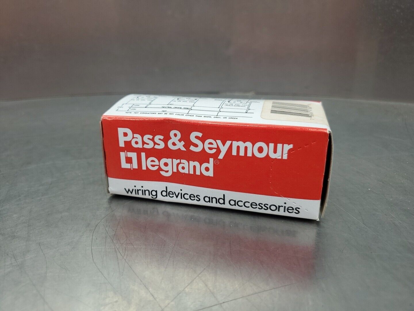 PASS & SEYMOUR 4700 Turnlok RECEPTACLE, 15AMP 125VOLT.                     4B-37