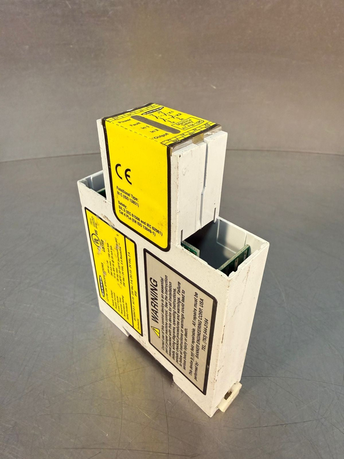 Banner AT-FM-10K  Safety Relay Module Supply Voltage 24V Ac/Dc      (3.1.2)