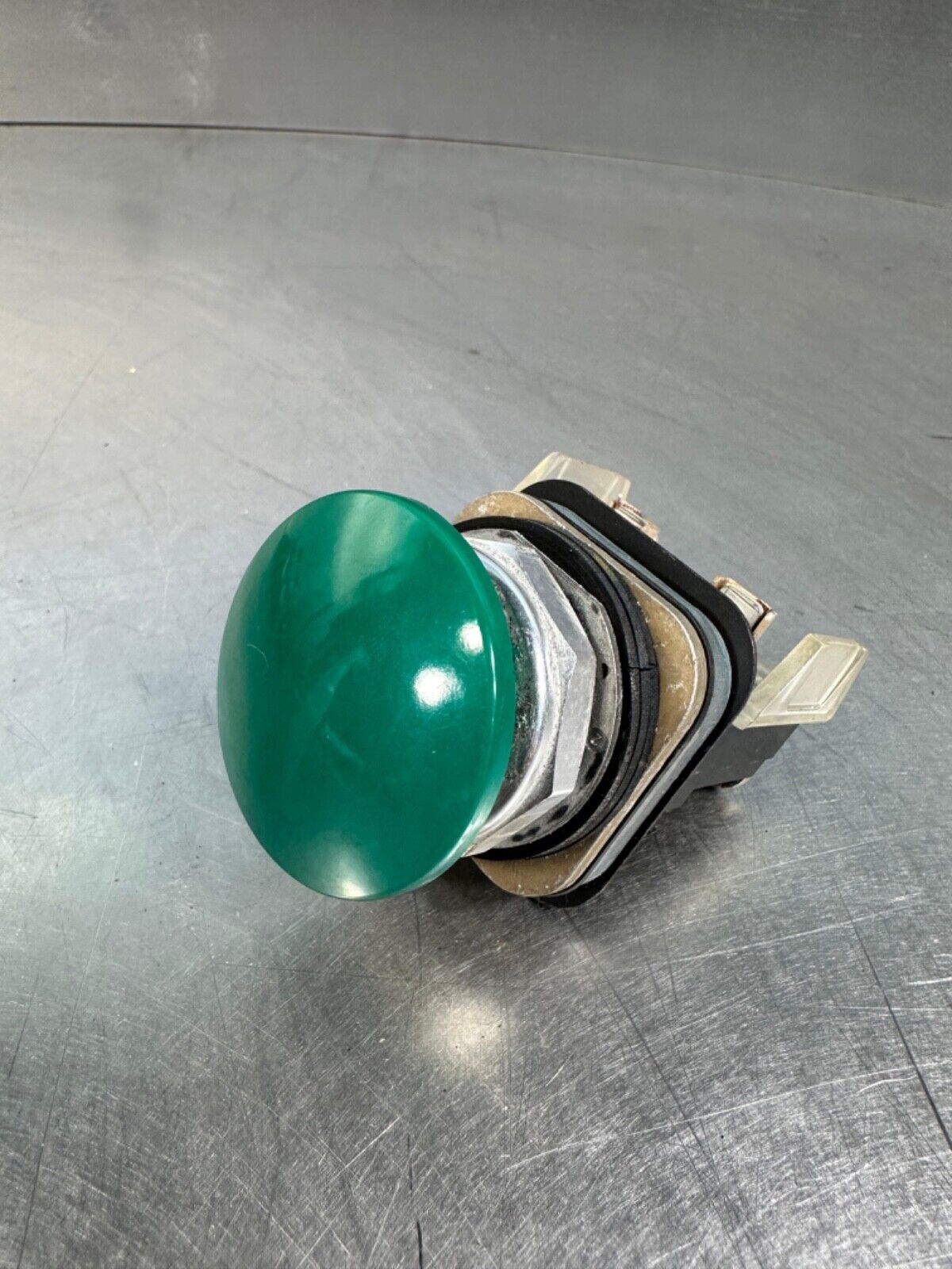 Allen Bradley 800T-D1 Ser. N  Greem Botom  (4c-39)