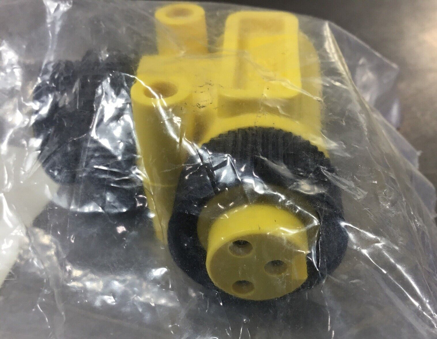 Brad Connectivity  1300180206  Mini-Change Adapter  41048 Right Angle      5E-17